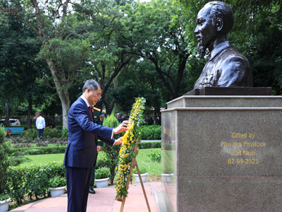 Thủ tướng Lê Minh Hưng dâng hoa tại tượng Chủ tịch Hồ Chí Minh tại New Delhi