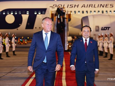 Thủ tướng Ba Lan Donald Tusk đến Hà Nội, thăm chính thức Việt Nam