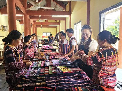 Về vùng cao Xí Thoại trải nghiệm nghệ dệt thổ cẩm của người Ba Na