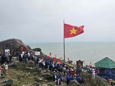 Lễ chào cờ đầu năm mới tại điểm cực Đông trên đất liền của Tổ quốc