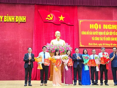 Bình Định công bố 13 Sở mới, 13 cán bộ chủ chốt nghỉ hưu