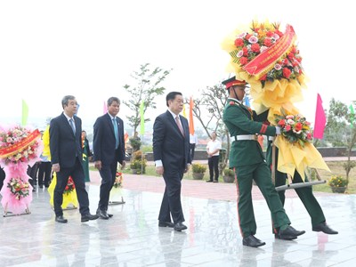 Lễ dâng hoa, dâng hương Tượng đài Chiến thắng Núi Bà