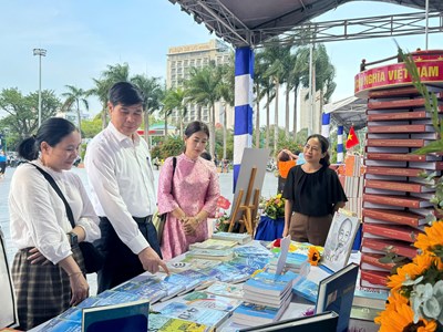 Xây dựng hình ảnh phụ nữ Việt Nam qua hội thi trưng bày sách và dân vũ