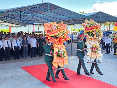 Dâng hoa kỷ niệm 70 năm hoàn thành chuyển quân tập kết ra Bắc