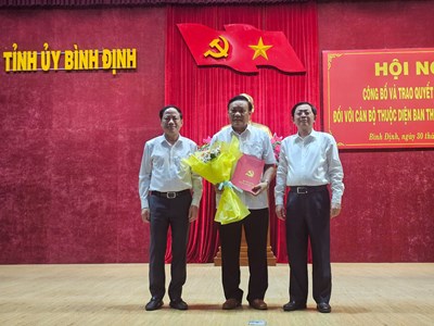 Bình Định trao quyết định nghỉ hưu cho 38 cán bộ