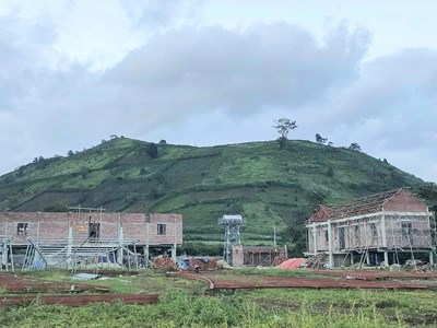 Lý do nào khiến nhà rông tại núi lửa Chư Đăng Ya dừng thi công?