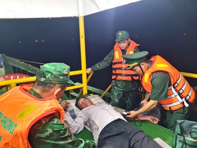 Đồn Biên phòng kịp thời cứu trợ ngư dân gặp nạn trên biển