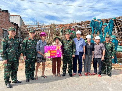 Quân khu 5 thăm, động viên các lực lượng giúp dân sau bão