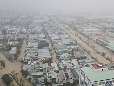 Mưa lớn, Quy Nhơn chìm trong biển nước