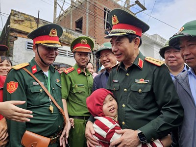 Đại tướng Phan Văn Giang thăm, tặng quà người dân vùng “rốn lũ” ở Gia Lai