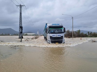 Quy Nhơn tái ngập sau mưa lớn