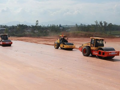 Năm mới, rộn ràng trên công trường đường cất hạ cánh số 2 Phù Cát