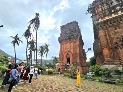Hút khách bằng chương trình “Xuân về trên Tháp cổ”