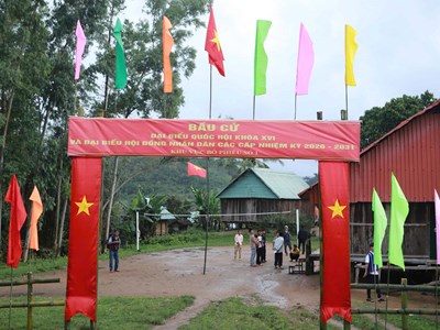 Đồng bào ở làng “biệt lập” Gia Lai hào hứng bầu cử sớm