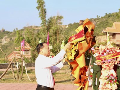 Dâng hương tại Tượng đài Chiến thắng Núi Bà 