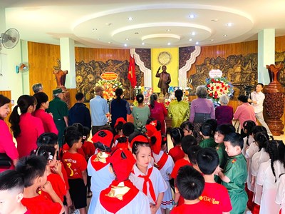 Nhiều thế hệ người dân Gia Lai tìm đến bảo tàng, thành kính nhớ Bác