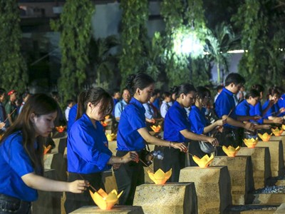 Tuổi trẻ Gia Lai thắp nến tri ân các Anh hùng liệt sĩ