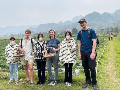 Nam Cường đang hút khách với bàn tay Tài Ngào và vườn dâu Cọn Poỏng