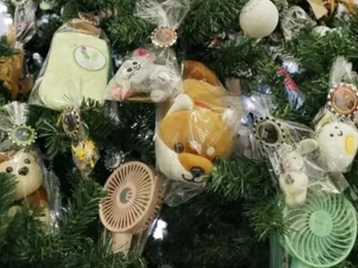 Cây thông Giáng sinh treo đồ bị bỏ quên tại ga tàu Nhật Bản 