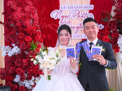 Cặp đôi ở Hà Tĩnh bất ngờ nhận lời chúc phúc đặc biệt trong lễ thành hôn