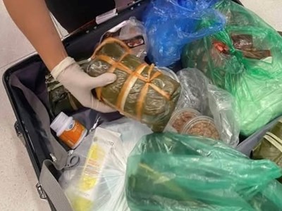 Lo ngại dịch tả lợn châu Phi, nhiều nước kiểm soát chặt thực phẩm khách mang theo người