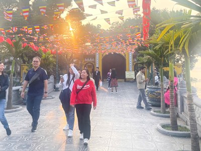 Từ Việt Nam ra châu Á: Theo hành trình sắc xuân