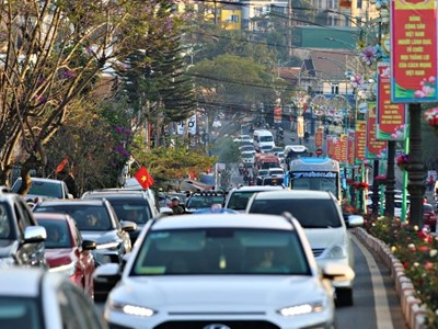 Mùng 4 Tết: Nhiều điểm du lịch quá tải, khách sạn kín phòng