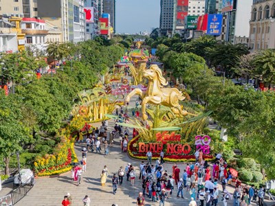 Người dân tranh thủ check-in trước giờ đóng cửa Đường hoa Nguyễn Huệ 