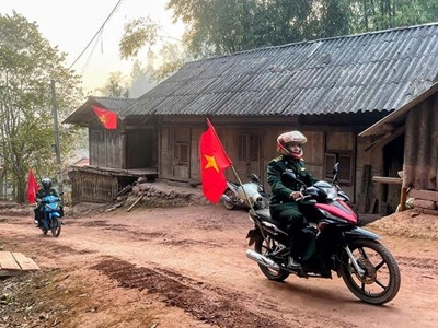 Bộ đội biên phòng đưa tiếng loa tuyên truyền bầu cử đến với bản vùng cao