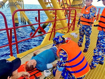 Nhà giàn DK1/11 cấp cứu ngư dân bị tai biến máu não