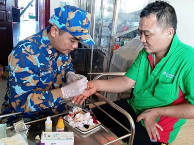 Nhà giàn, đảo Trường Sa kịp thời cứu chữa ngư dân gặp nạn giữa biển