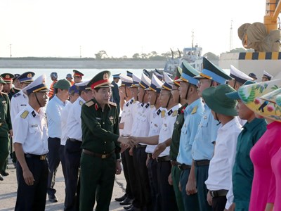 Đoàn công tác Bộ Quốc phòng thăm Trường Sa, nhà giàn DK1