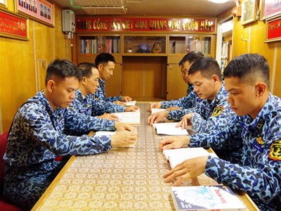  Đọc sách giữa lòng biển sâu: Chuyện “rất đời” của lính tàu ngầm