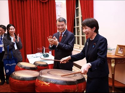 Thủ tướng Nhật Bản đánh trống truyền thống Việt Nam, cam kết nâng tầm quan hệ song phương