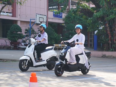 Học sinh TP.HCM thích thú trải nghiệm xe máy điện VinFast, mẫu xe mới Amio gây “sốt”