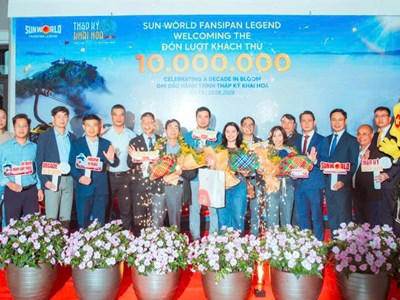 Vị khách thứ 10 triệu tại Fansipan nhận phần quà trị giá hơn 20 triệu đồng
