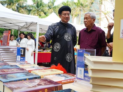 Để sách Huế đi xa hơn