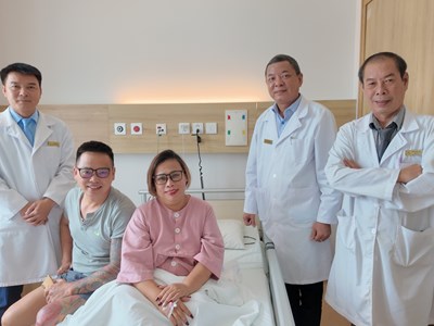 Vinmec Đà Nẵng mổ cấp cứu loại bỏ khối u buồng trứng khổng lồ cho bệnh nhân suy thận