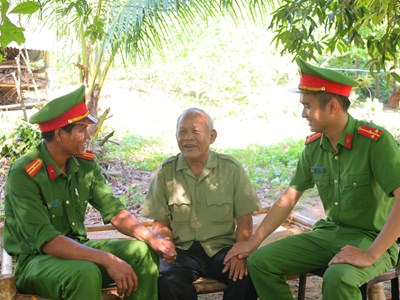 Gần nhau từ một lời chào