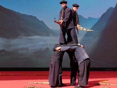 Những bờ vai nâng tiếng khèn