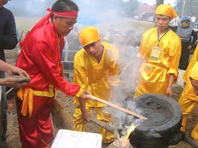 Ba thế hệ giữ lửa nghề đúc đồng làng Chè