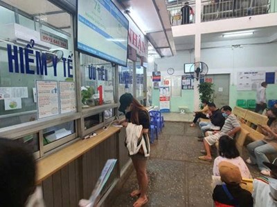 Chờ khám 90 phút vì sổ nằm trong hộc bàn: Những vướng mắc người bệnh không nên phải tự gỡ