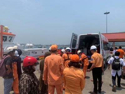 Cấp cứu ngư dân gặp nạn tại khu vực vùng biển quần đảo Hoàng Sa