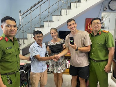 Công an Đà Nẵng tìm lại tài sản cho du khách Nga
