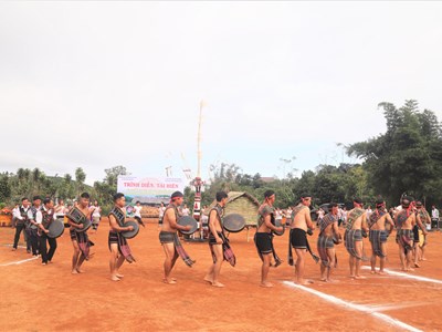 Lễ Nhô R’he thu hút du khách