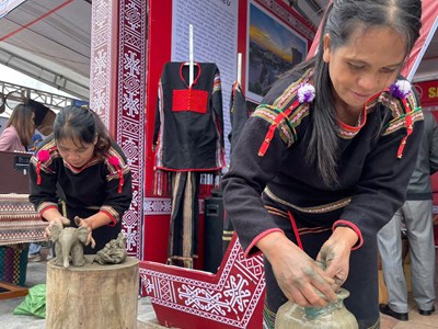 Công bố nghề làm gốm của người M’nông là Di sản văn hóa phi vật thể quốc gia