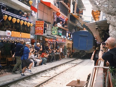 Công khai hoạt động, thách thức lệnh cấm