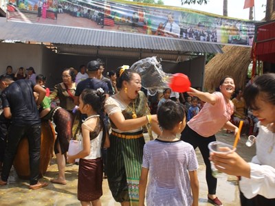 Buôn Đôn rộn ràng Tết Bunpimay, thu hút du khách 