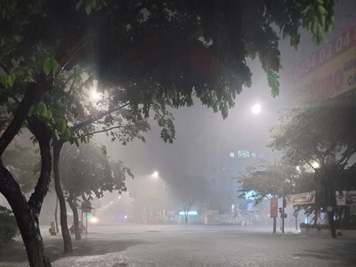 Cuộc sống người dân đảo lộn, giao thông tê liệt