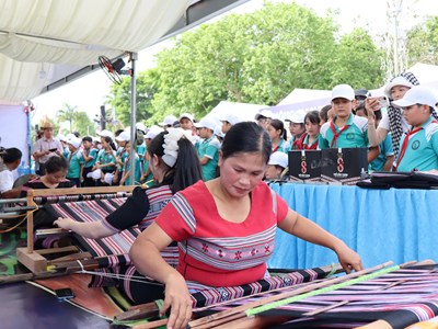 Bài 1 - Chung tay đưa văn hoá truyền thống vào học đường